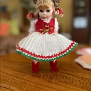 Vintage Madame Alexander miniature showcase Hungary #597 8” Doll in Original Box